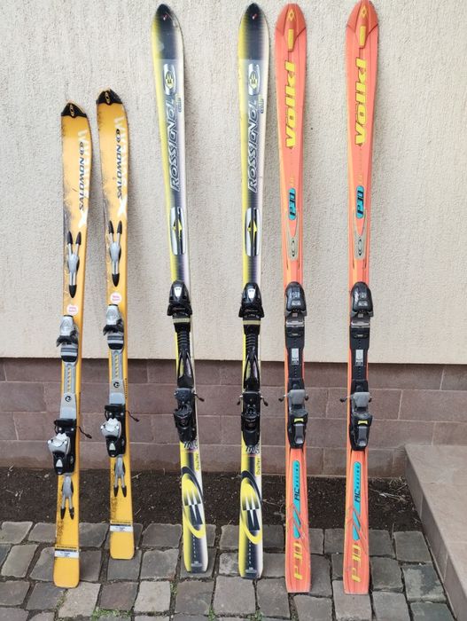 Vând schiuri. Au între 1.6 metri și 1.85 metri.