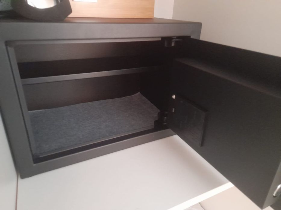 Сейф новый электронный