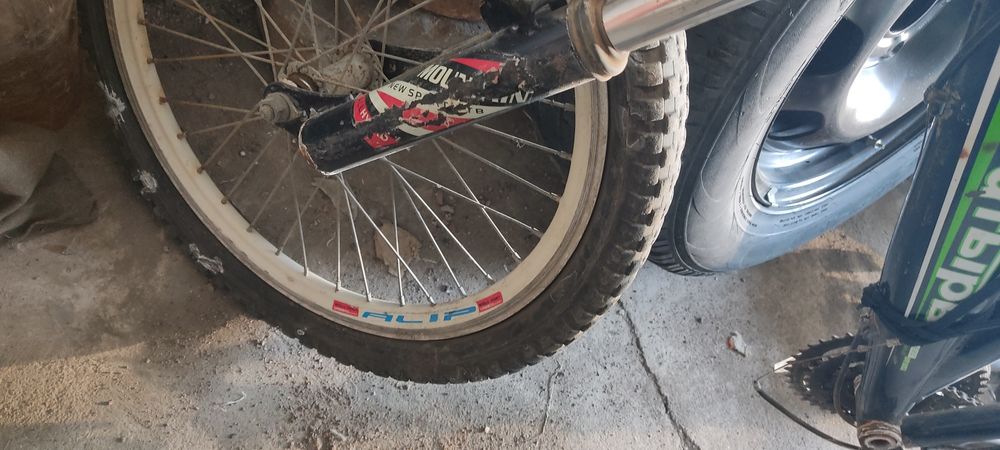 Продаётся велосипед. Запчасти.