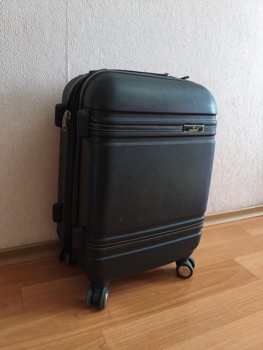 Продам чемодан небольшого размера