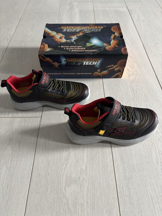 Adidasi Skechers impermeabili, marimea 35