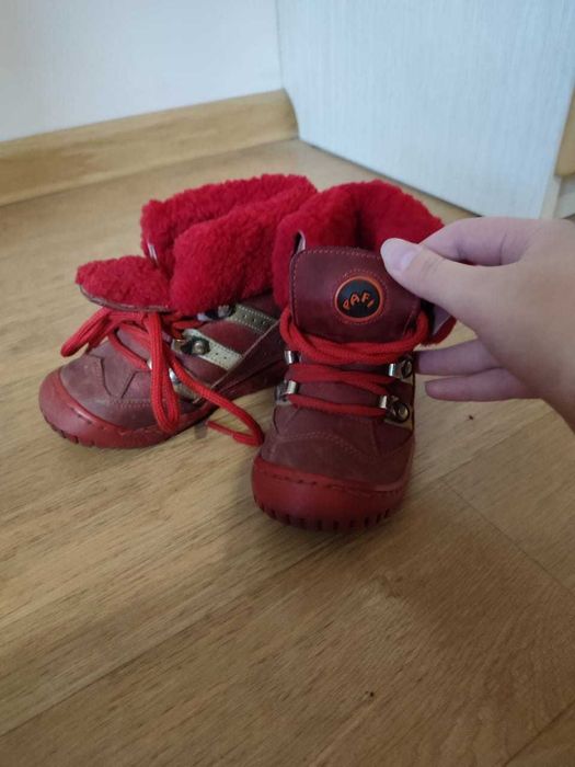 Детские зимние ботинки разные