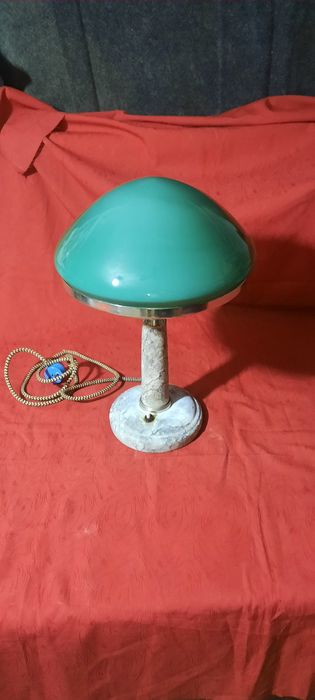 Продаётся старинный настольная лампа.