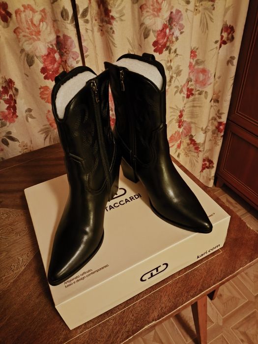 Стильные женские ботильоны-казаки