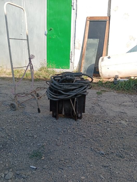 Aparat de sudura electrica funcțional, funcționează cu electrozi de 2.5 și este complet, cu cablu de masa + sudura preț negociabil