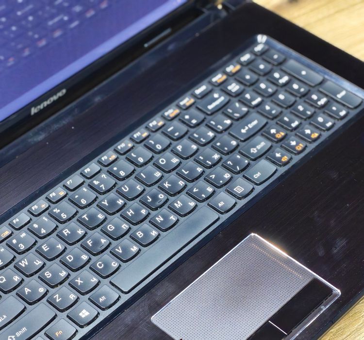 Lenovo i3 laptop sotiladi