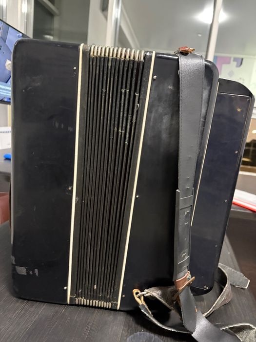 Баян,Рубин. Цена:180000 можно поговорится