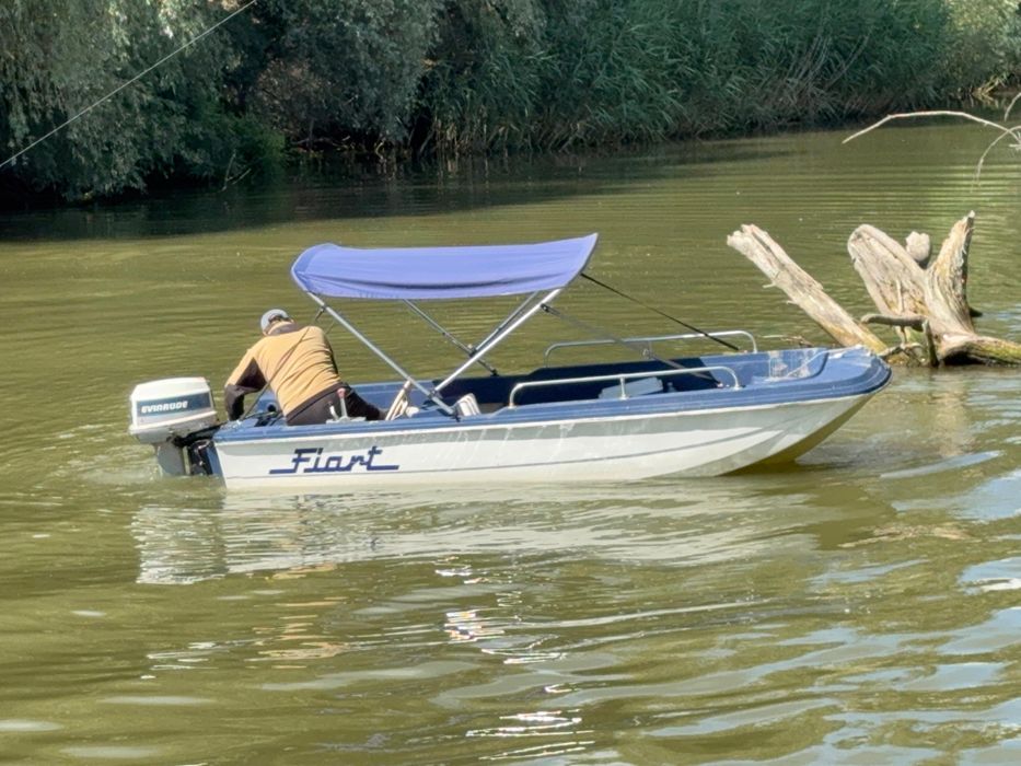 Vind sau schimb cu autoturism barca trimaran cu motor