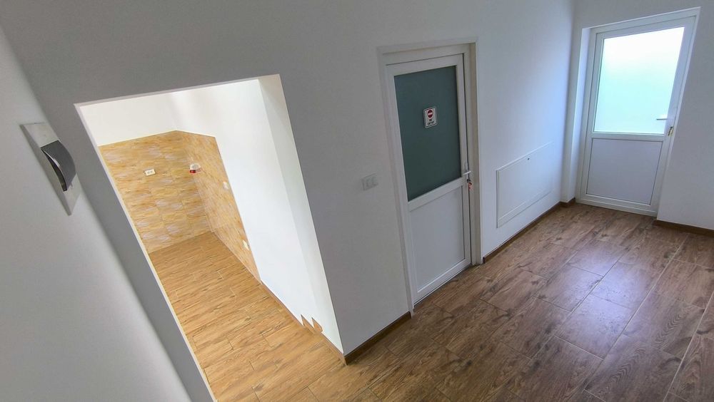 Spațiu comercial 115 m² – Simnicu de Sus, 380V, grupuri sanitare, încălzire pe peleți, locuri de parcare – Ideal pentru producție/depozitare/showroom!