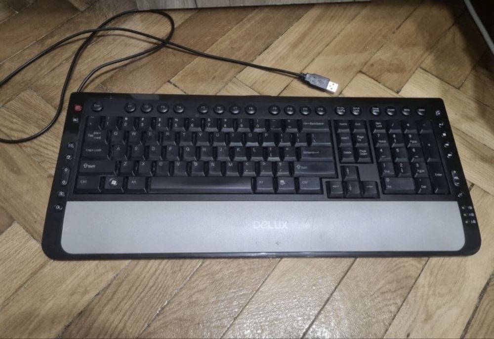 Vand monitoare si tastatura