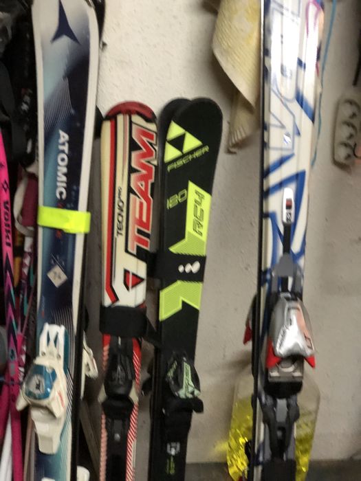 Vind 8 perechi de schiuri diverse inaltimi si marci comform pozelor ,b