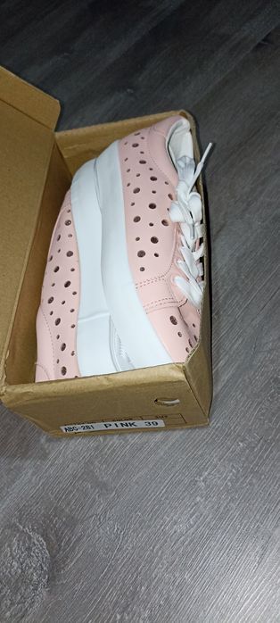 Нови розови кецове