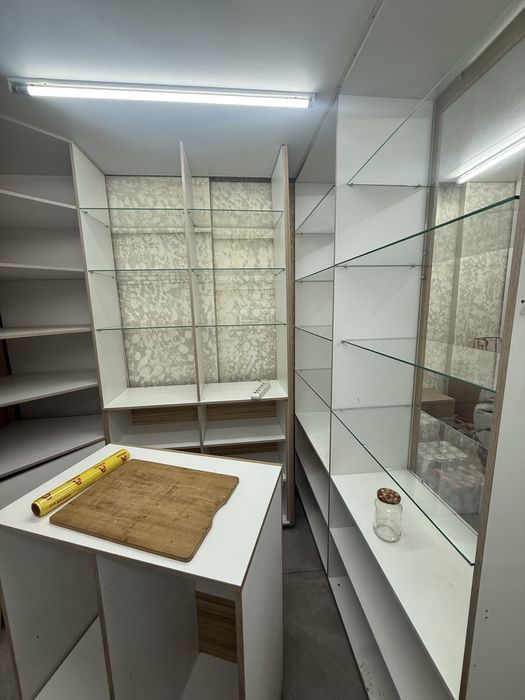 Продам готовую витринную мебель для аптеки