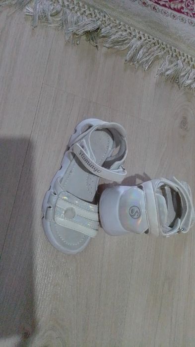Белые сандали длЯ девочки
