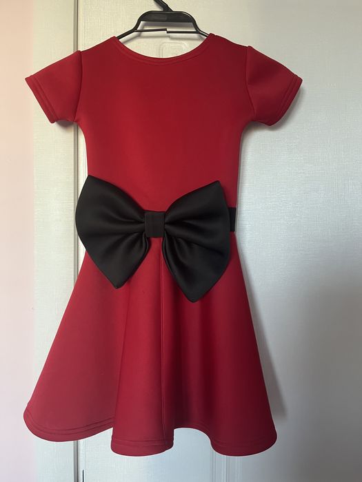 Кукленска рокля с панделна на кръста