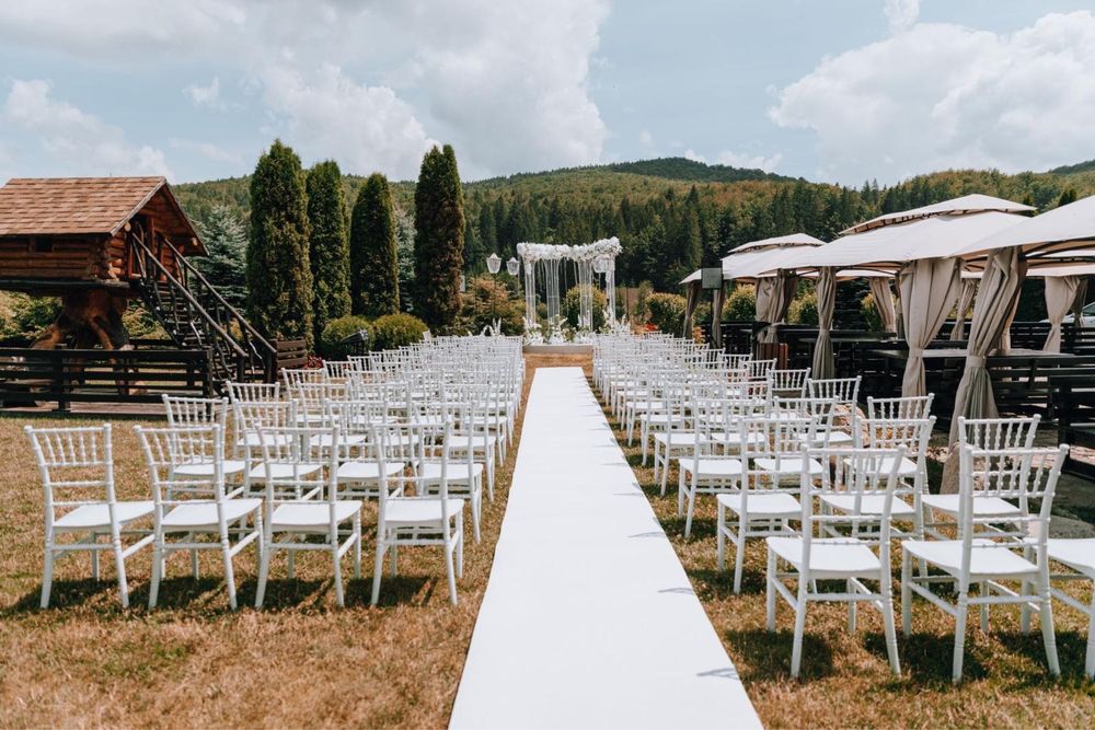 Închiriere Scaune Chiavari pentru Nunți și Evenimente