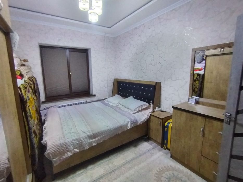 Chirchiq sh 8 mikrorayon 1 etaj 2 xonali uy sotiladi