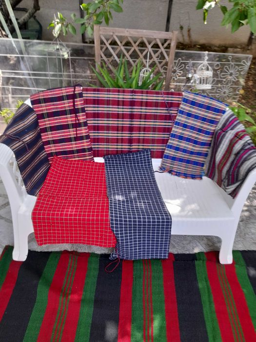 Ръчно тъкан килим битов като черга под канапето