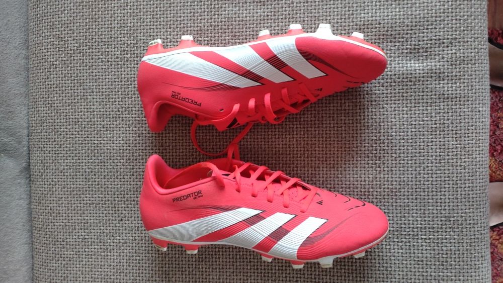 Ghete de fotbal PREDATOR