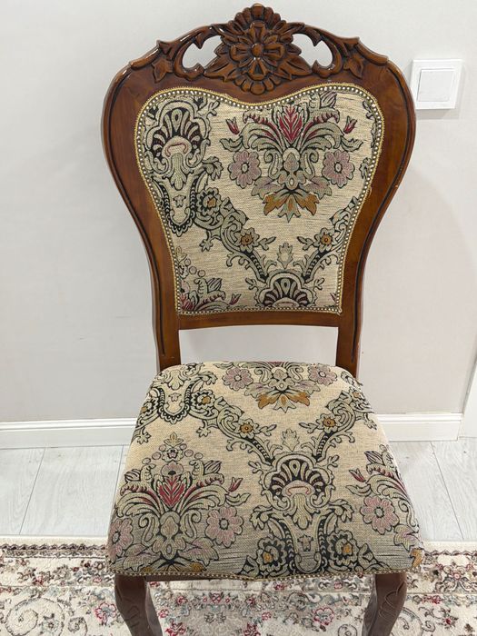 Деревянные стулья