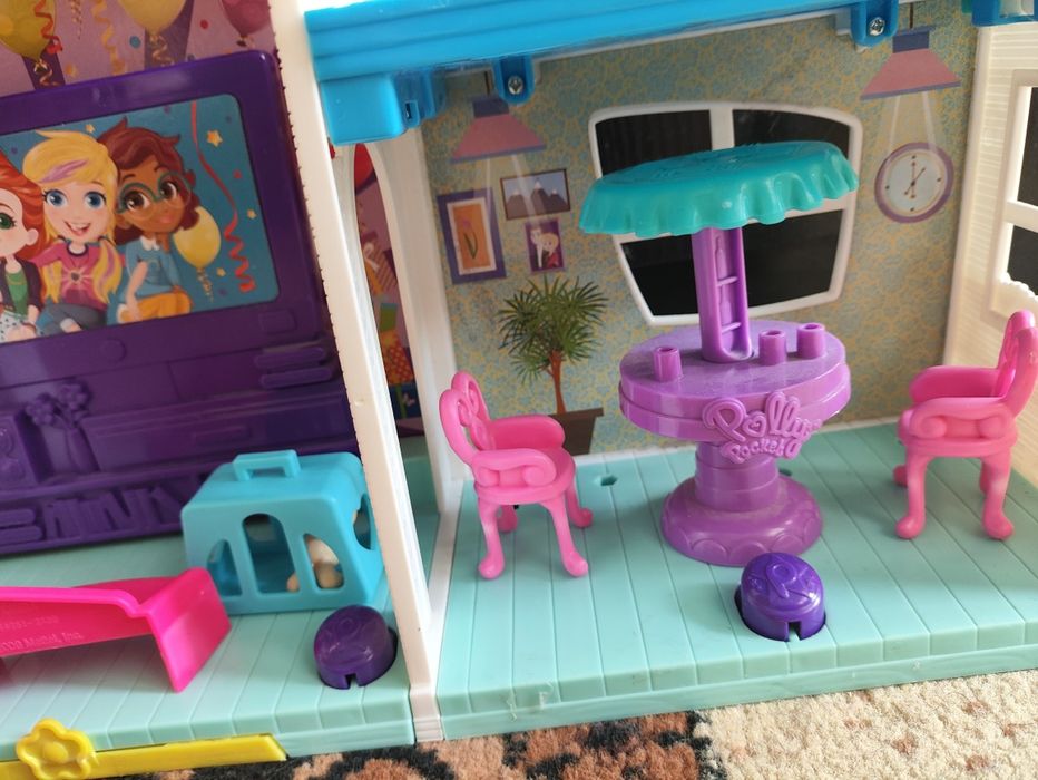 Къща за кукли с пет кукли