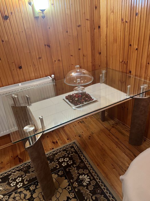 Стъклена маса с кожени крака