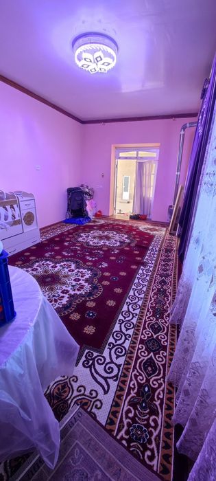 Hovli 6sotix sotiladi kitop sentridan charmgar maxala arqa tomonidan.