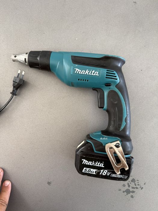 Акумулаторен винтоверт за гипсокартон Makita DFS451 (18V) + Батерия 5.0Ah и Бързо зарядно