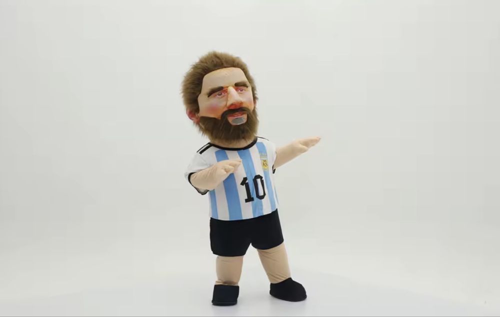Vând mascotă gonflabilă Messi 2.6 H cu baterie si incaracto
