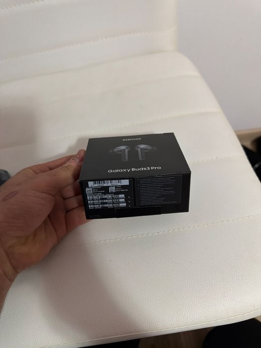 Vând căști Samsung Galaxy Buds 3 Pro, culoare argintie.