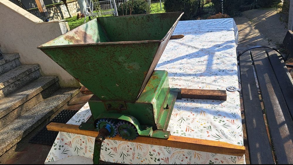 Механична мелачка за грозде