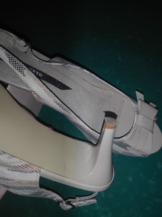 Кожаные босоножки женские