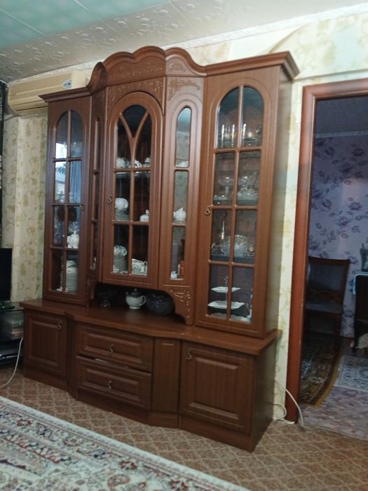 Сервант деревянный стеклянный