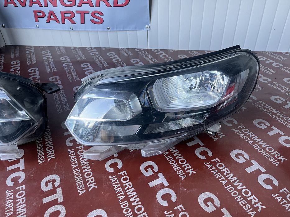 2 комплекта ляв и десен фар Citroen Jumpy 2016-2023