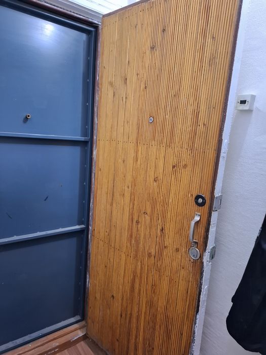 Продам входную деревянную дверь