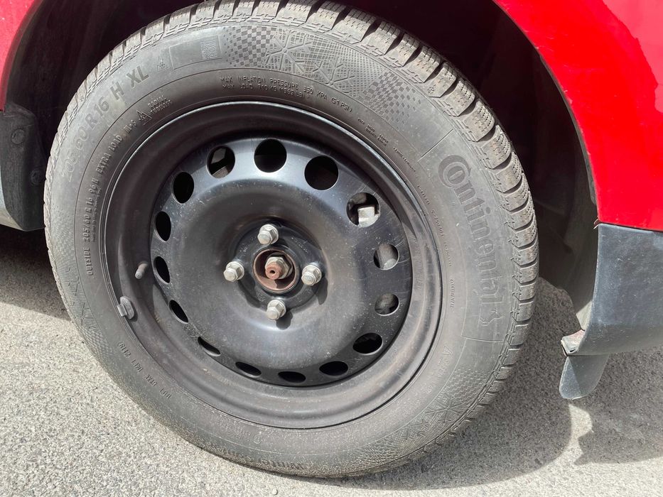 Vand jenti Ford cu anvelope de iarna 205/60/R16.