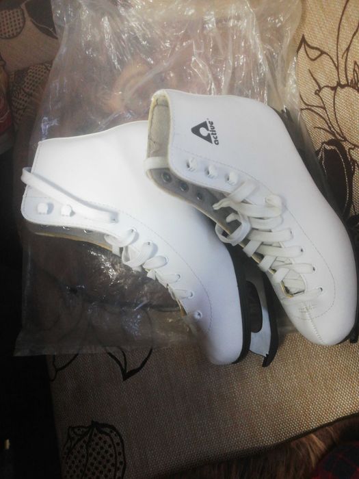 Vând patine gheață