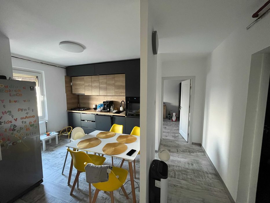 Apartament cu 3 camere, 2 băi, 66 mp + 4 mp balcon, decomandat, etaj 2/4