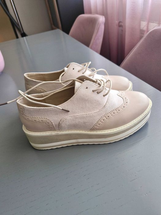 Бежови мокасини с връзки