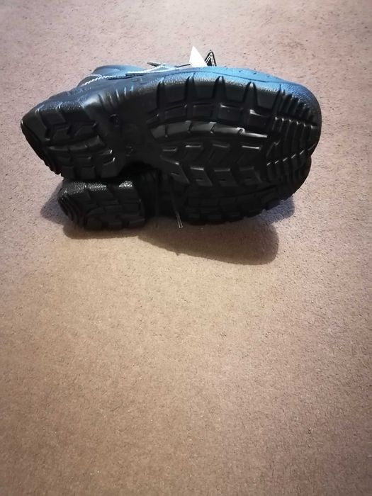 Чисто нови работни обувки