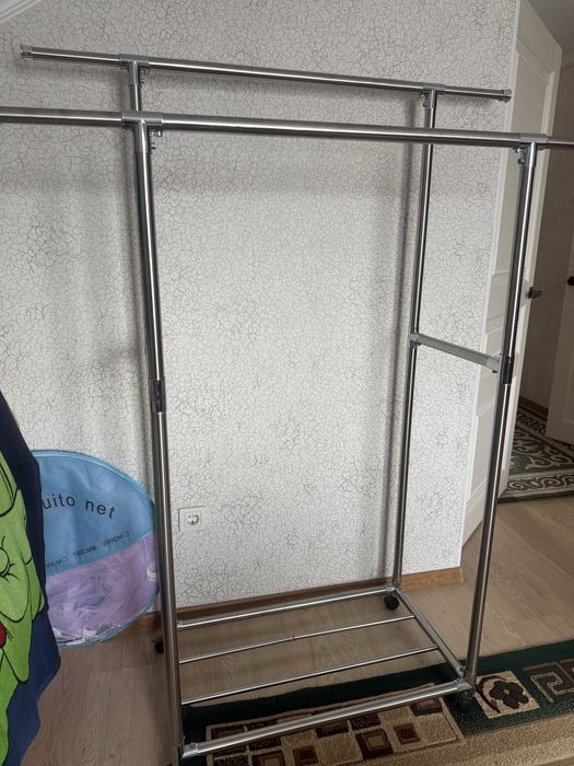 вешалка напольная б/у в хорошем сострянии