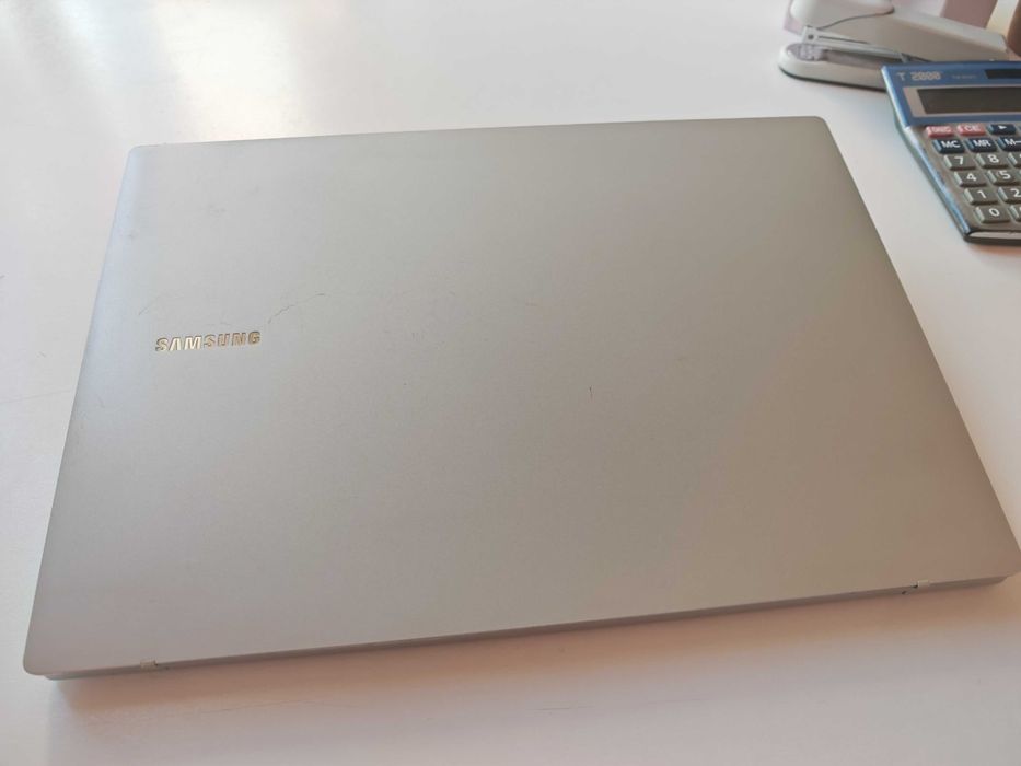 Laptop slim de 14" Samsung Galaxy Book2 Go NP345XLA,  Windows 11, baterie aproximativ 10 ore sau dezmembrez