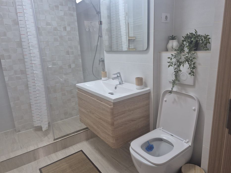 Apartment de inchiriat pe termen lung / zona Butoaie, vedere bilaterală lac / mare