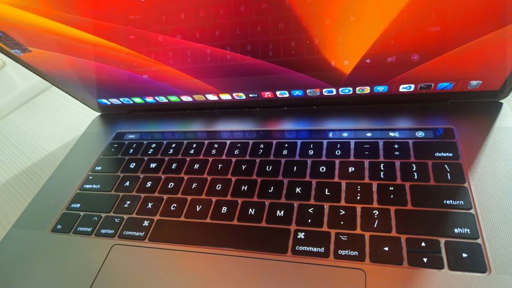 MacBook Pro 15 (2017) i7 / 16GB RAM / 320GB SSD