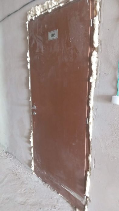 Терезе есік полға ламинадтар бар