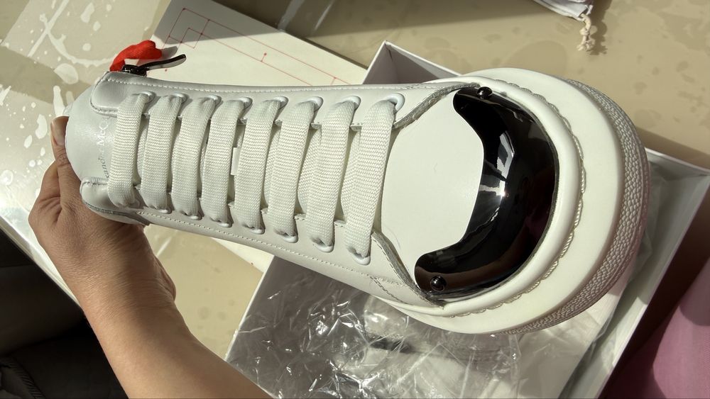 Белые ботинки на подошве кожа