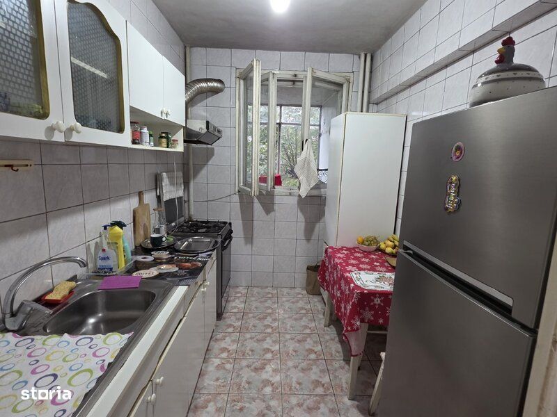 Piata Muncii, 5 minute metrou, chiar pe Basarabia, stradal,
