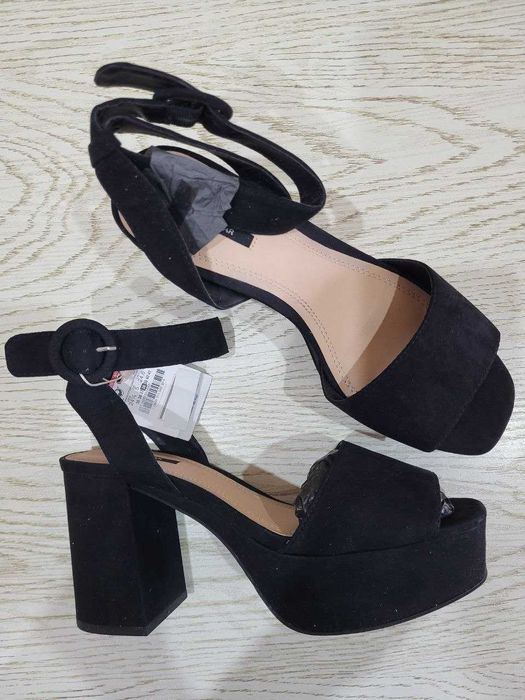 Продам босоножки новые фирма Pull&Bear