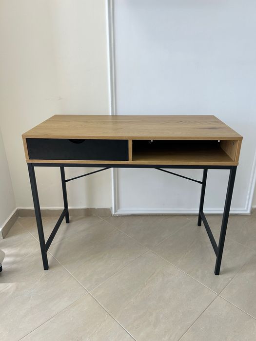 Продават се 3 броя бюро и два стола