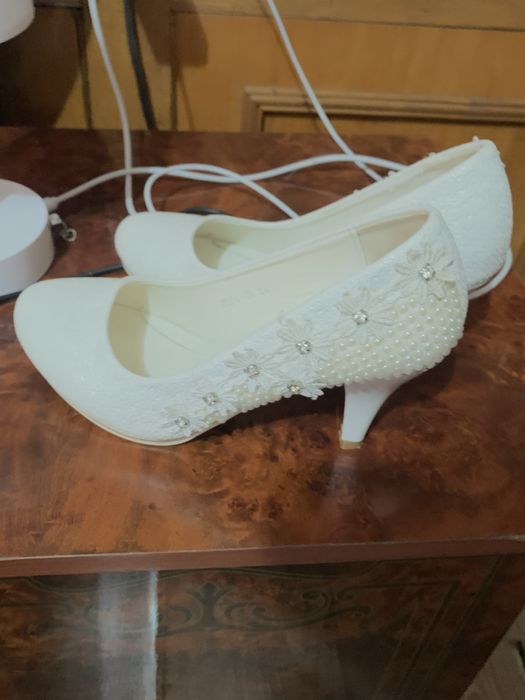 Oq tufli kiyganda zor turadi